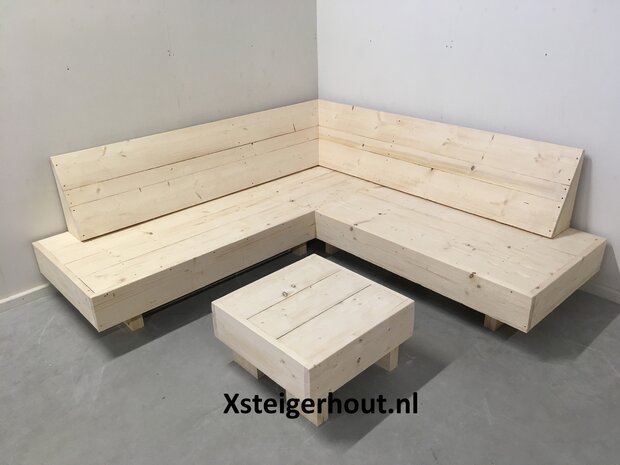 Zwevende hoekbank met zwevende tafel steigerhout