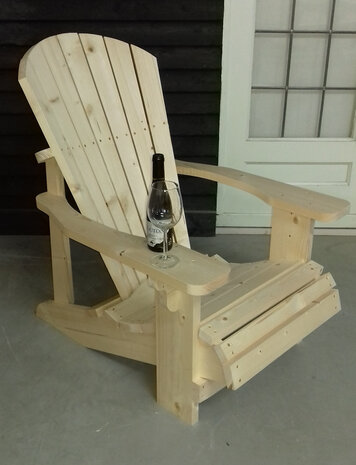 Adirondack chair hout voor een duer