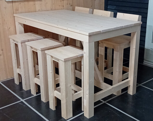 Bartafel set steigerhout met krukken 6 stuks op een terras