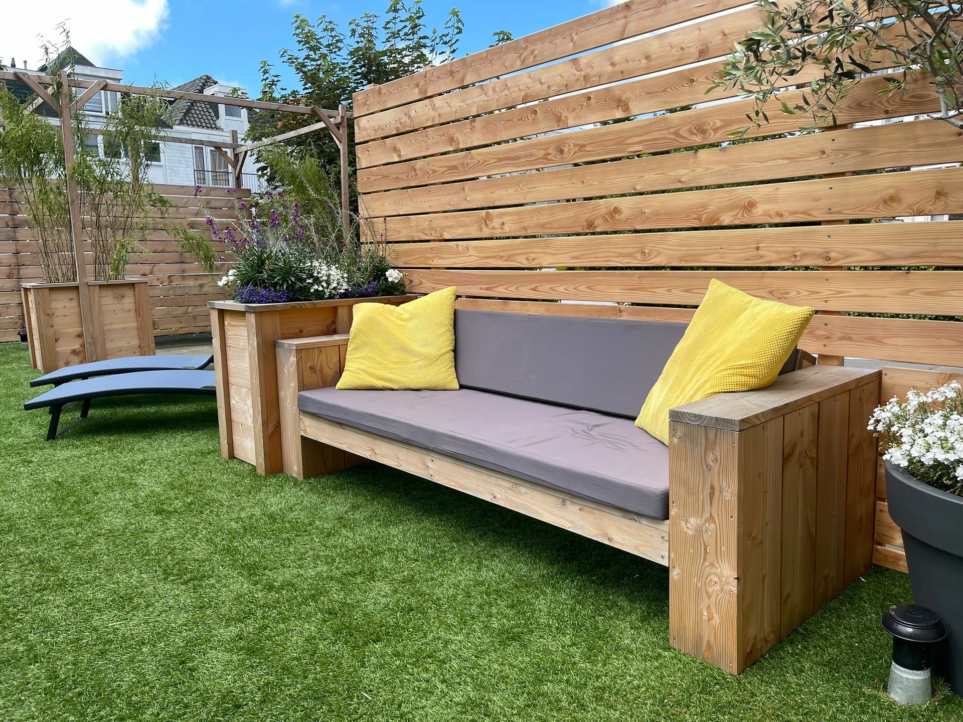 Loungebank douglas hout op een dakterras gemaakt met een bouwpakket