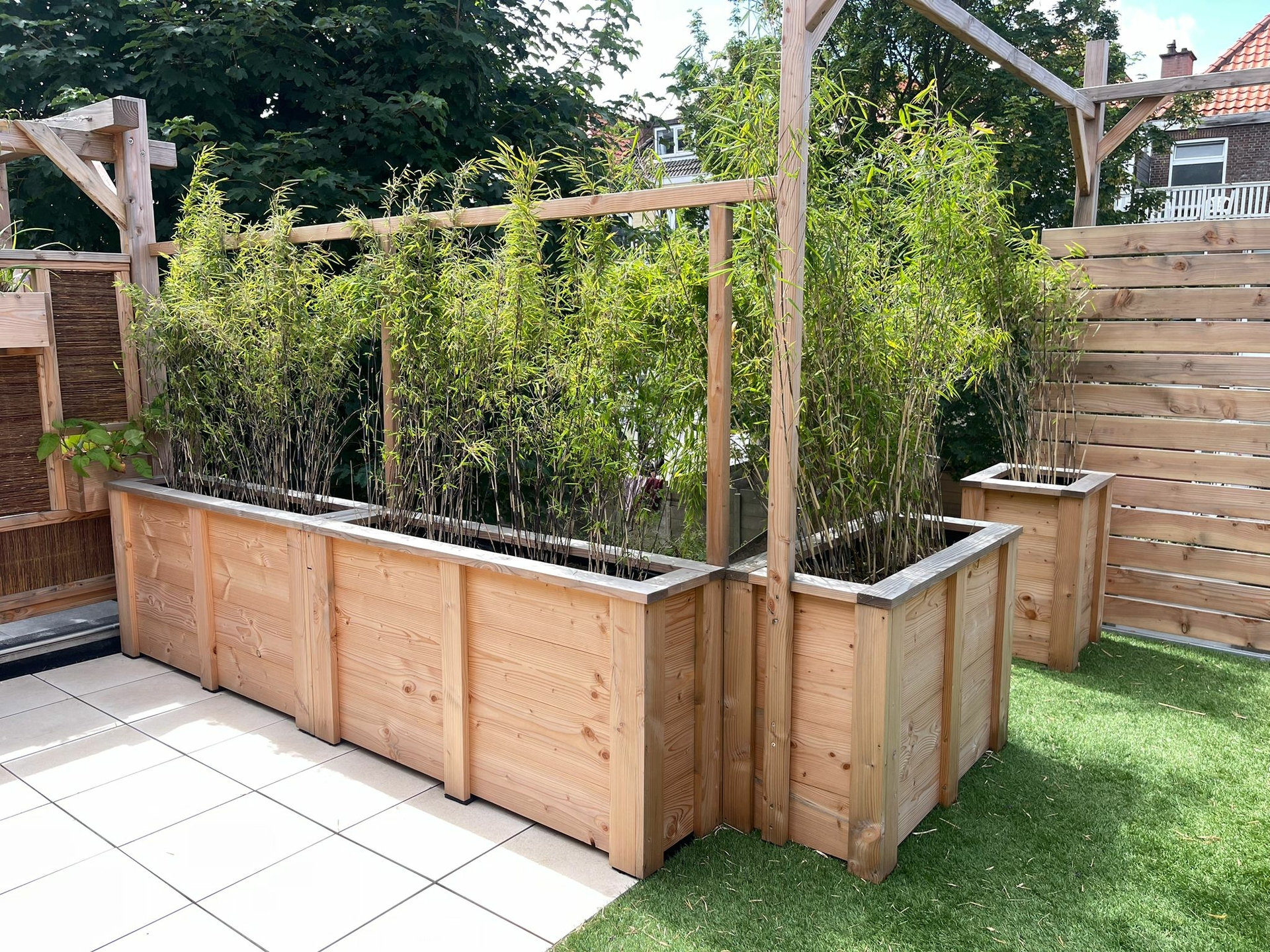 Plantenbakken op een dakterras van douglas hout