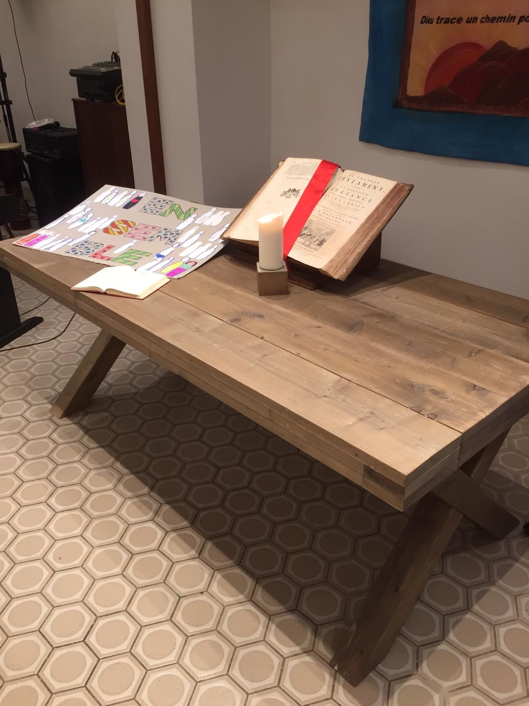 Steigerhout tafel in een kerk in frankrijk