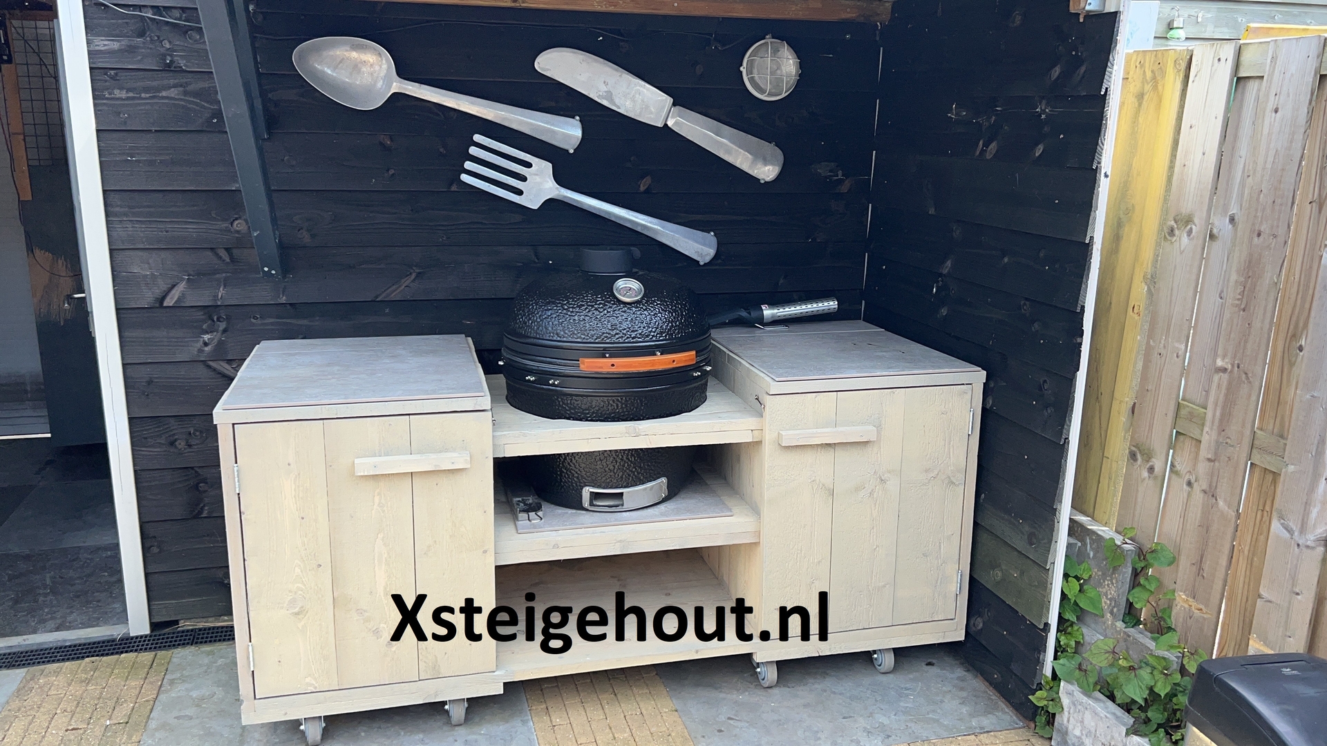 Bbq meubel met door de klant ingezaagd rond gat om de bbq door heen te zetten met wielen