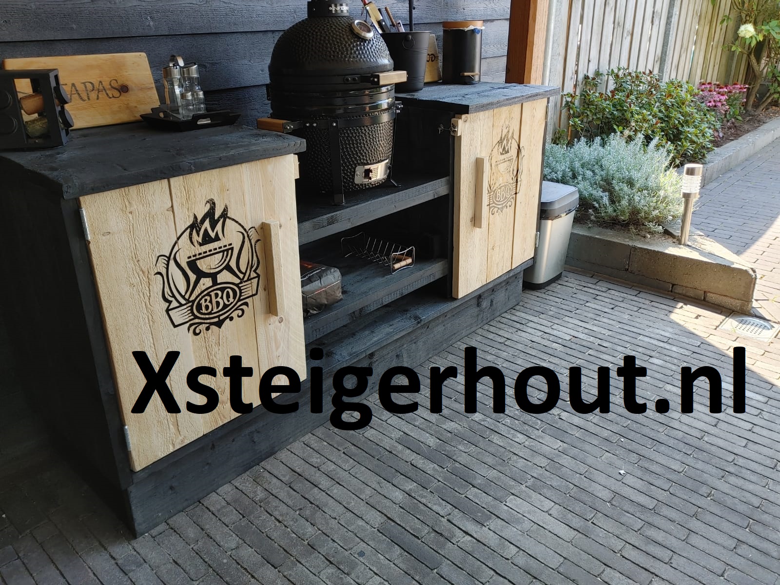 bbq meubel steigerhout zwart met tekening op de deuren ronde bbq