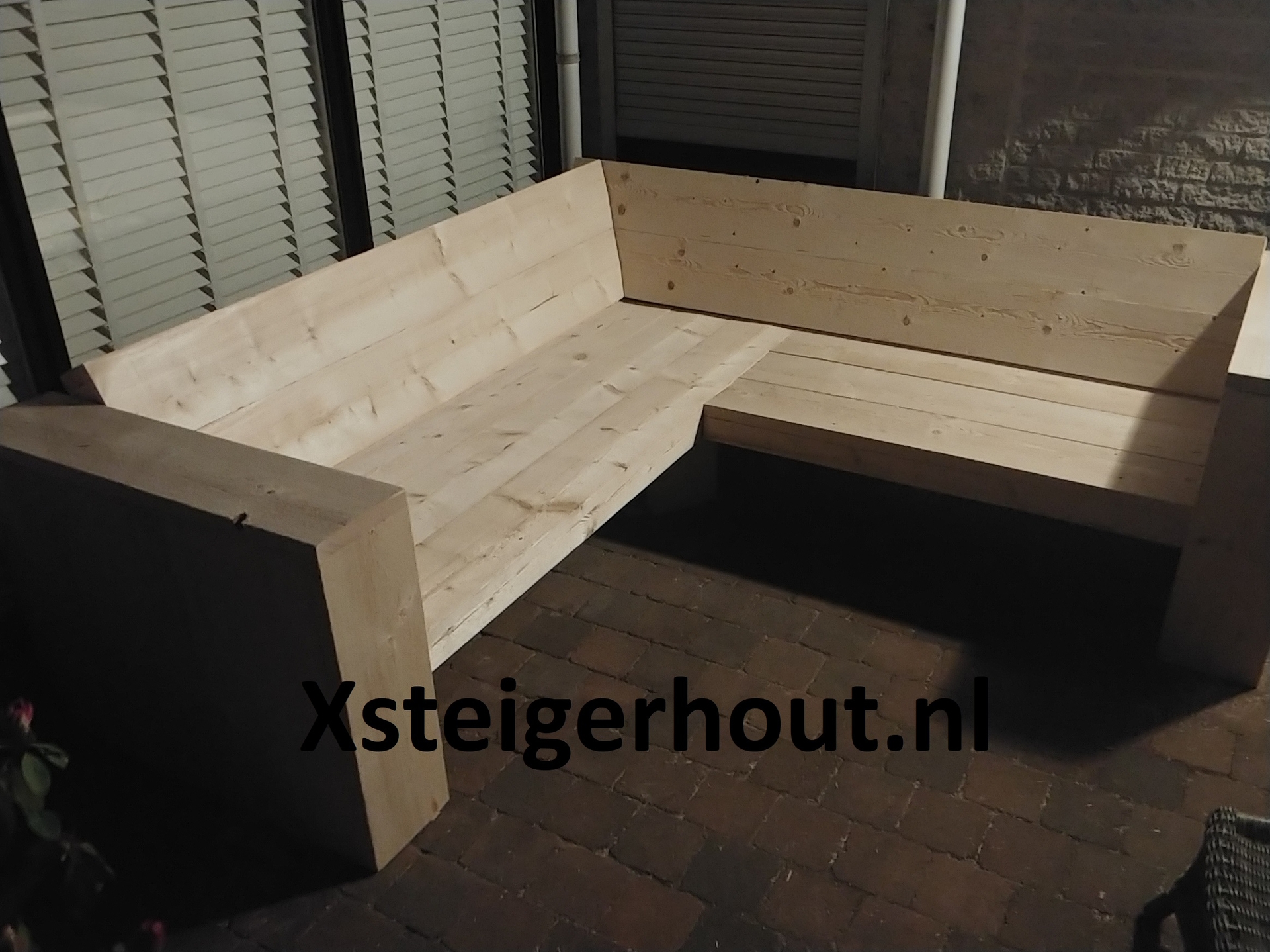 Hoekbank steigerhout zelf gemaakt met een diy pakket