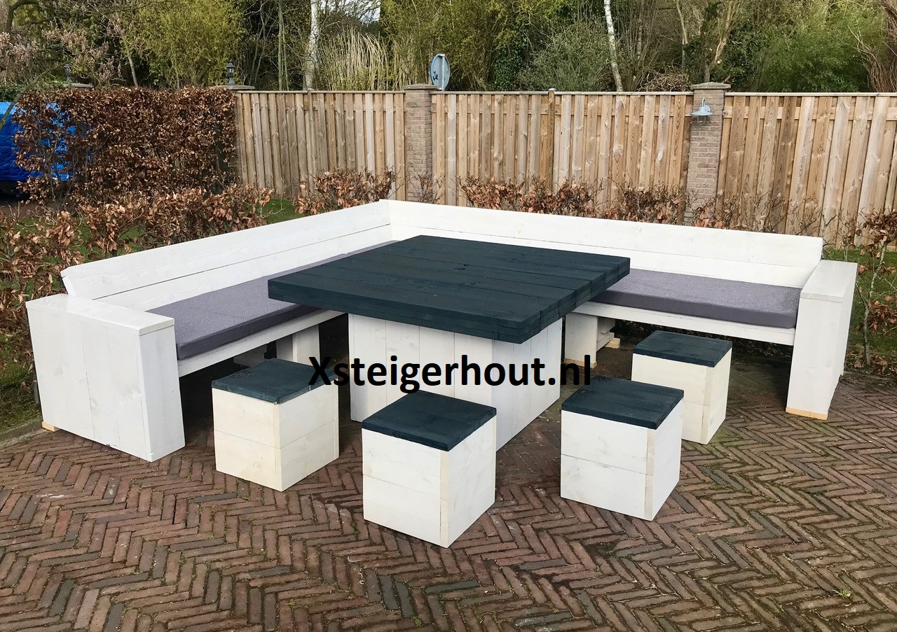 Hoekbank steigerhout met een vierkante eettafel steigerhout zelf gemaakt met een bouwpakket