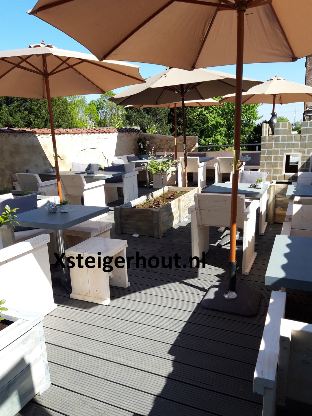 Steigerhout horeca op een dakteras in Belgie