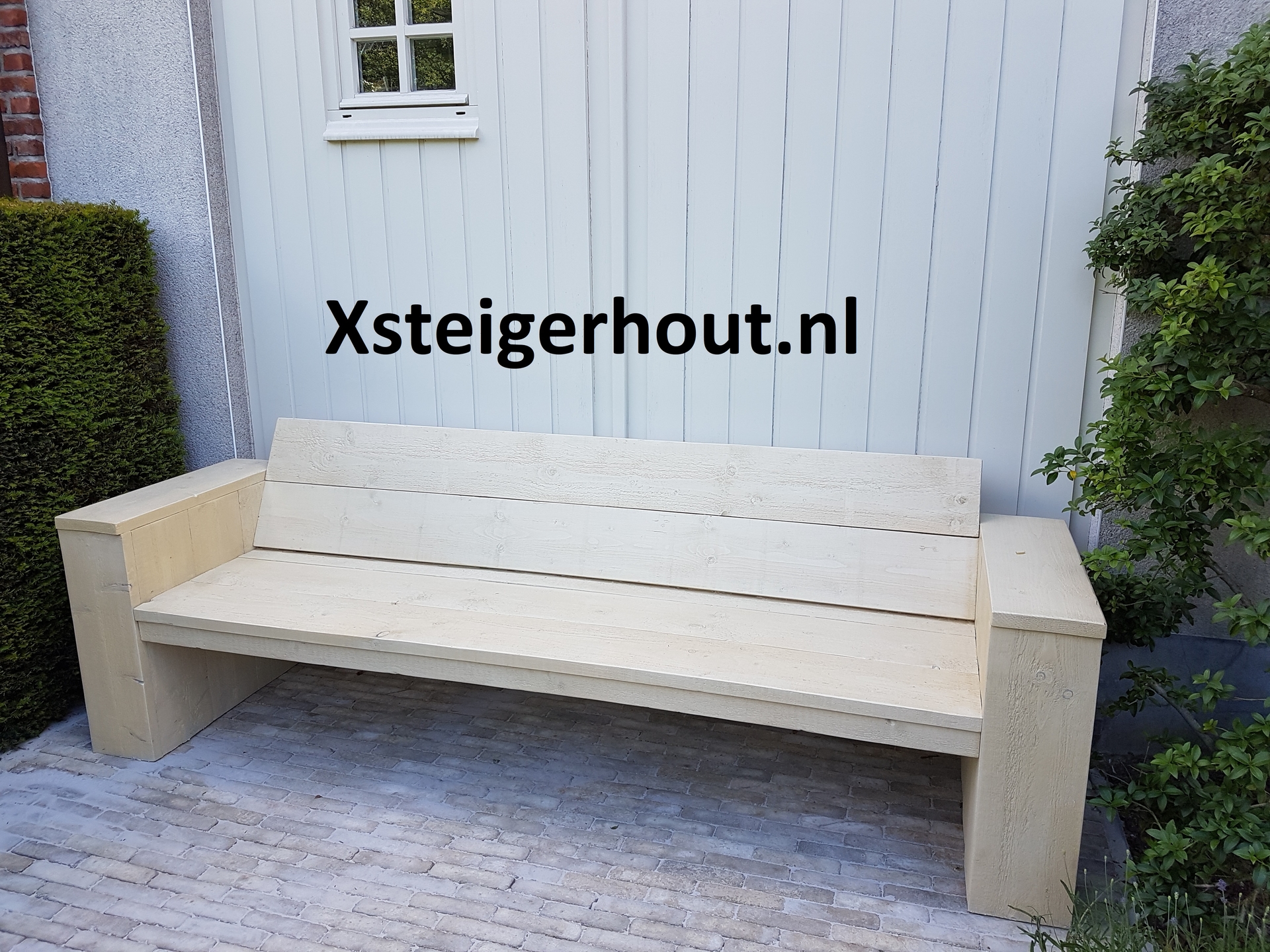 Steigerhout loungebank als buitenwachtruimte 