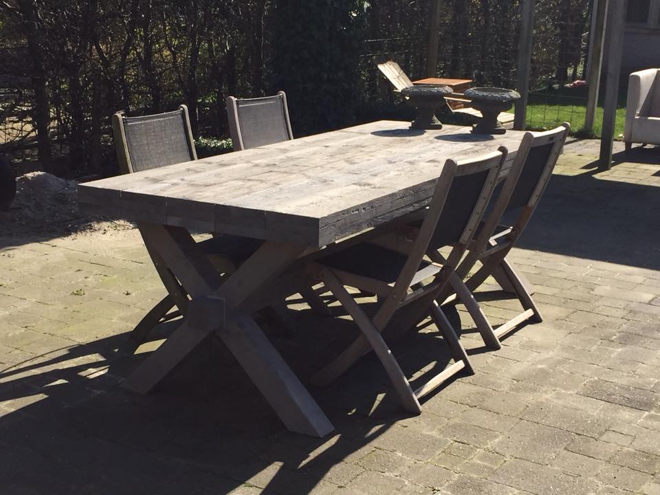 Steigehrout tafel x poot in tuin met tuinstoelen