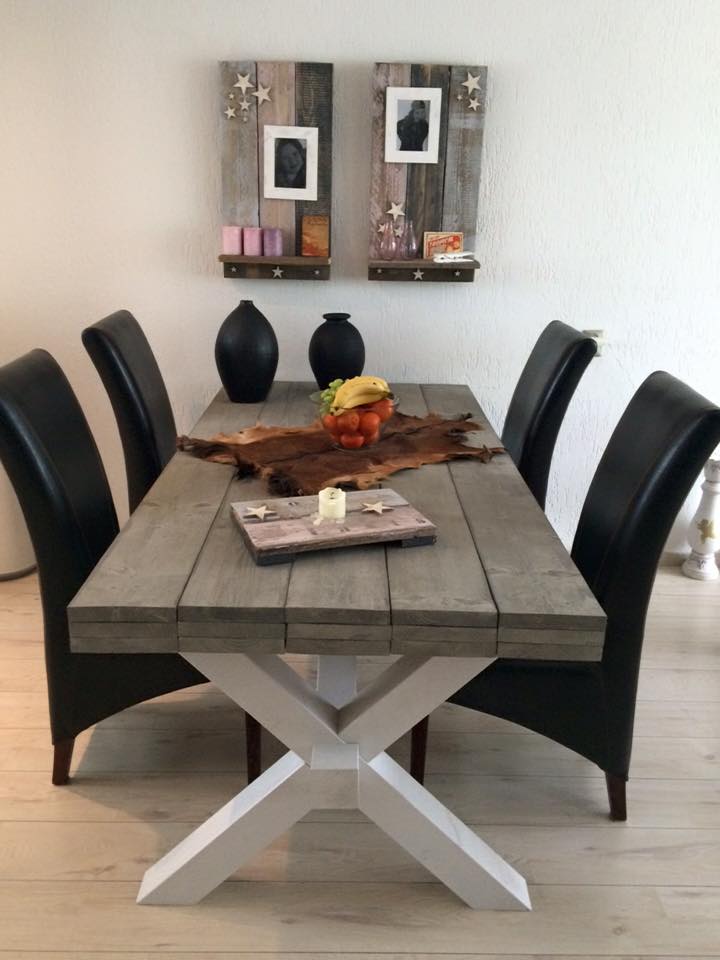 Steigerhout tafel met x poot in de woonkamer