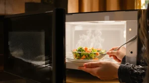 Twijfels over de magnetron zijn onterecht: „Vaak de gezondste optie in de keuken”