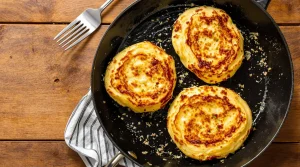Zachte bloemkool met krokant kaaskorstje: dit is hét ultieme recept voor hartige pannenkoekjes